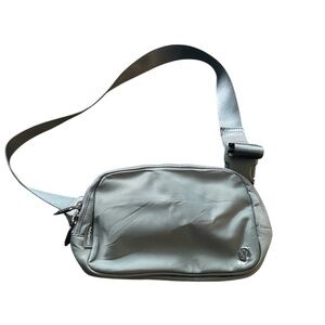 Lululemon Everywhere Belt bag 2L in silver drop